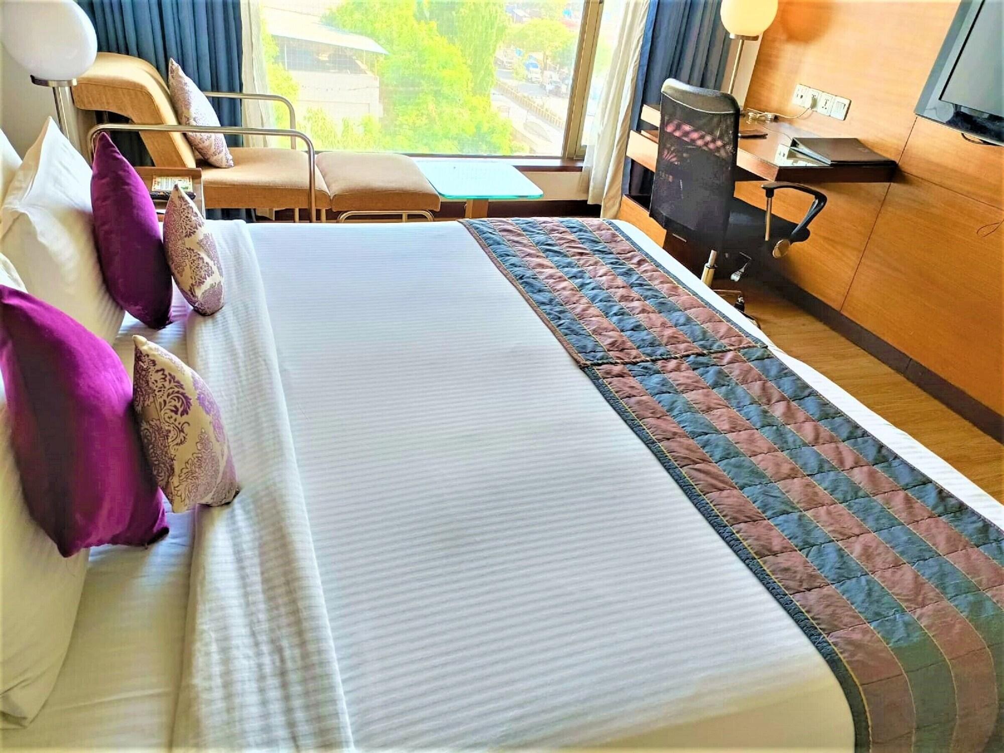 Yogi Executive, Navi Mumbai Hotel Kültér fotó